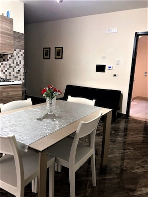 Luxury Apartment, 2 Bedrooms | Soundproofing, free WiFi, bed sheets - Guest House Loriano (Marcianise)