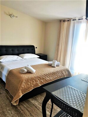 Luxe vierpersoonskamer | Geluiddichte muren, gratis wifi, beddengoed