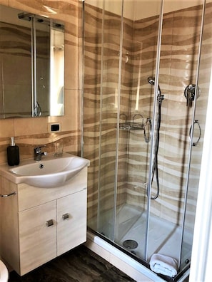 Quarto quádruplo superluxo | Banheiro | Chuveiro/banheira combinados, banheira de hidromassagem