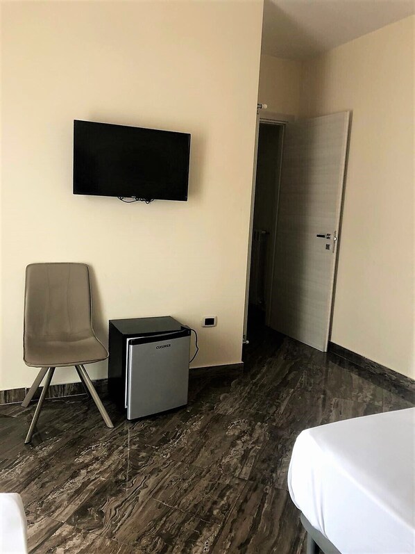 Luxury Quadruple Room | Television - Guest House Loriano (Marcianise)