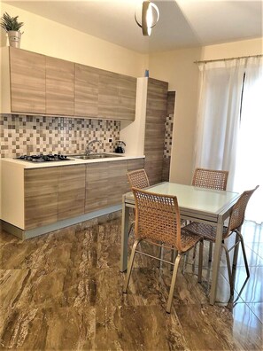 Apartamento standard, 2 quartos | Cozinha privada