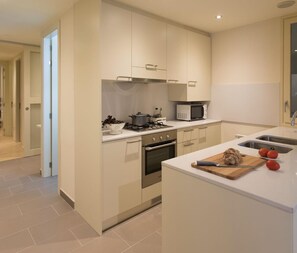 Een koelkast, een microgolfoven, een oven, een vaatwasser