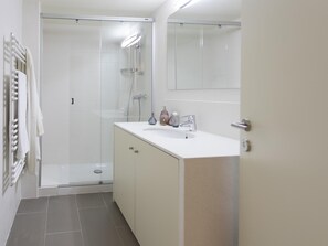 Shower, hair dryer, towels - Cort Reial 3A - Holiday Apartment Rental in Girona | Bravissimo (Girona)