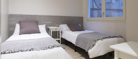 2 slaapkamers, een strijkplank/strijkijzer, internet, beddengoed