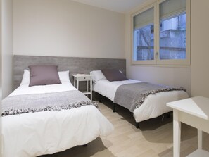 2 bedrooms, iron/ironing board, Internet, bed sheets