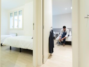 2 slaapkamers, een strijkplank/strijkijzer, snel internet, beddengoed