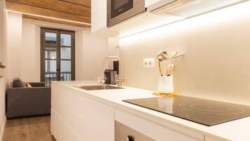 Een koelkast, een magnetron, een oven, een vaatwasser