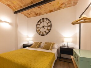 1 chambre, fer et planche à repasser, Internet, draps fournis