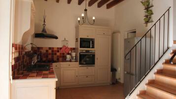 Een koelkast, een microgolfoven, een oven, een kookplaat