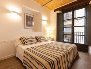 2 bedrooms, iron/ironing board, Internet, bed sheets