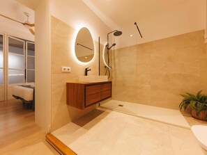 Badewanne, Haartrockner, Handtücher