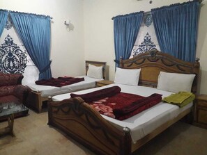 Tremannsrom – basic | Skrivebord og wi-fi (inkludert)