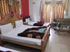 Desk, free WiFi - Capital Sweet Home (Islamabad)