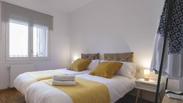 2 bedrooms, iron/ironing board, internet, bed sheets