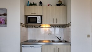 Kaffetrakter/tekoker, kjøleskap, mikrobølgeovn og kokeplater