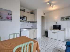 Fridge, microwave, stovetop, coffee/tea maker - Châtelaillon-Plage: Sea view apartment for 2 with pool (Châtelaillon-Plage)