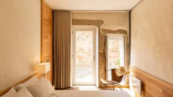 4 bedrooms, in-room safe, desk, iron/ironing board