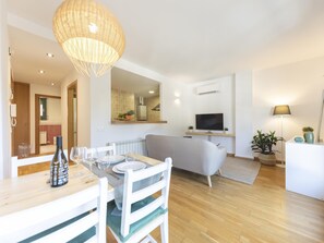 TV - Sant Pau - Holiday Apartment Rental in Girona | Bravissimo (Girona)