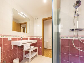 Een douche, een haardroger, handdoeken