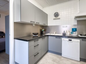 Kjøleskap, mikrobølgeovn, ovn og kokeplater