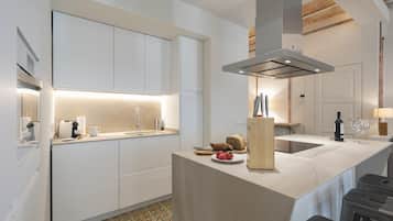 Kjøleskap, mikrobølgeovn, ovn og oppvaskmaskin