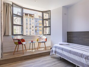 2 slaapkamers, een strijkplank/strijkijzer, internet, beddengoed