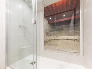 Douche, séchoir à cheveux, serviettes fournies
