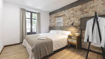 2 bedrooms, iron/ironing board, internet, bed sheets