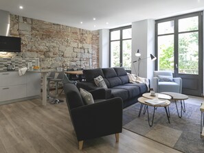 Living area - Rambla Eiffel 2 - Holiday Apartment Rental in Girona | Bravissimo (Girona)