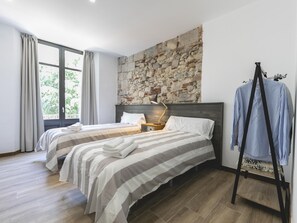 3 bedrooms, iron/ironing board, Internet, bed sheets