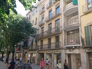 Exterior - Rambla Eiffel 2 - Holiday Apartment Rental in Girona | Bravissimo (Girona)