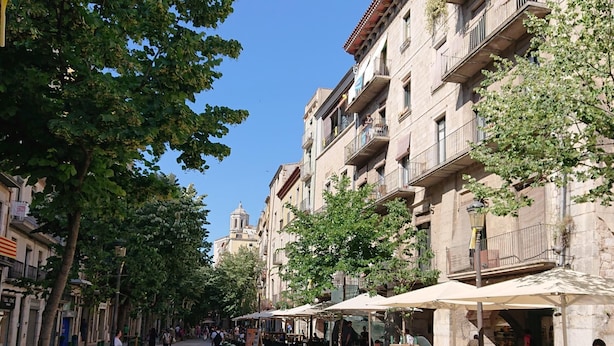 A street lined with outdoor cafes, trees, and historic buildings. - Bravissimo Rambla Eiffel 2, 3 bedrooms, located next to the Eiffel Bridge (Girona)