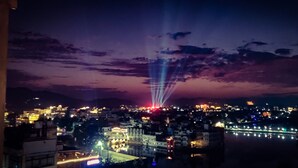 Mặt tiền nơi lưu trú - ban đêm