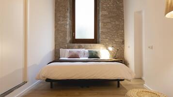 2 bedrooms, iron/ironing board, internet, bed sheets