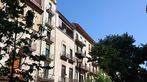 Un bâtiment historique doté d’une terrasse et d’un chemin piétonnier.