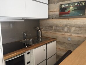 ثلاجة، ميكروويف، فرن، موقد طهي مسطح