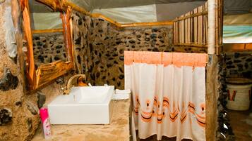 Tienda de campaña de lujo | Baño | Regadera, toallas, jabón, shampoo