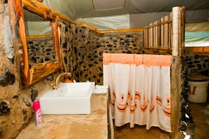 Tienda de campaña de lujo | Baño | Regadera, toallas, jabón, shampoo 