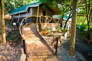 Tienda de campa�ña de lujo | Tabla de planchar con plancha y ropa de cama 