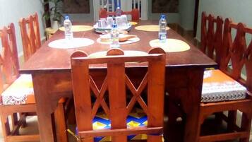 Cottage Keluarga | Setrika/meja setrika dan seprai linen