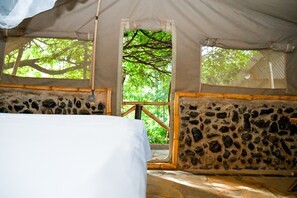 Tenda de campanya de luxe | Planxa i posts de planxar i roba de llit 
