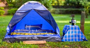 Tienda de campaña clásica | Tabla de planchar con plancha y ropa de cama 