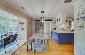 Dining - 11 43rd Avenue by AvantStay | Pool + Close to Beach! (Isle of Palms)