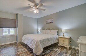 5 bedrooms, iron/ironing board, free WiFi, bed sheets - 11 43rd Avenue by AvantStay | Pool + Close to Beach! (Isle of Palms)