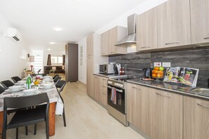 Apartamento, 3 habitaciones, terraza | Cocina privada | Frigorífico grande, microondas, horno y placa de cocina