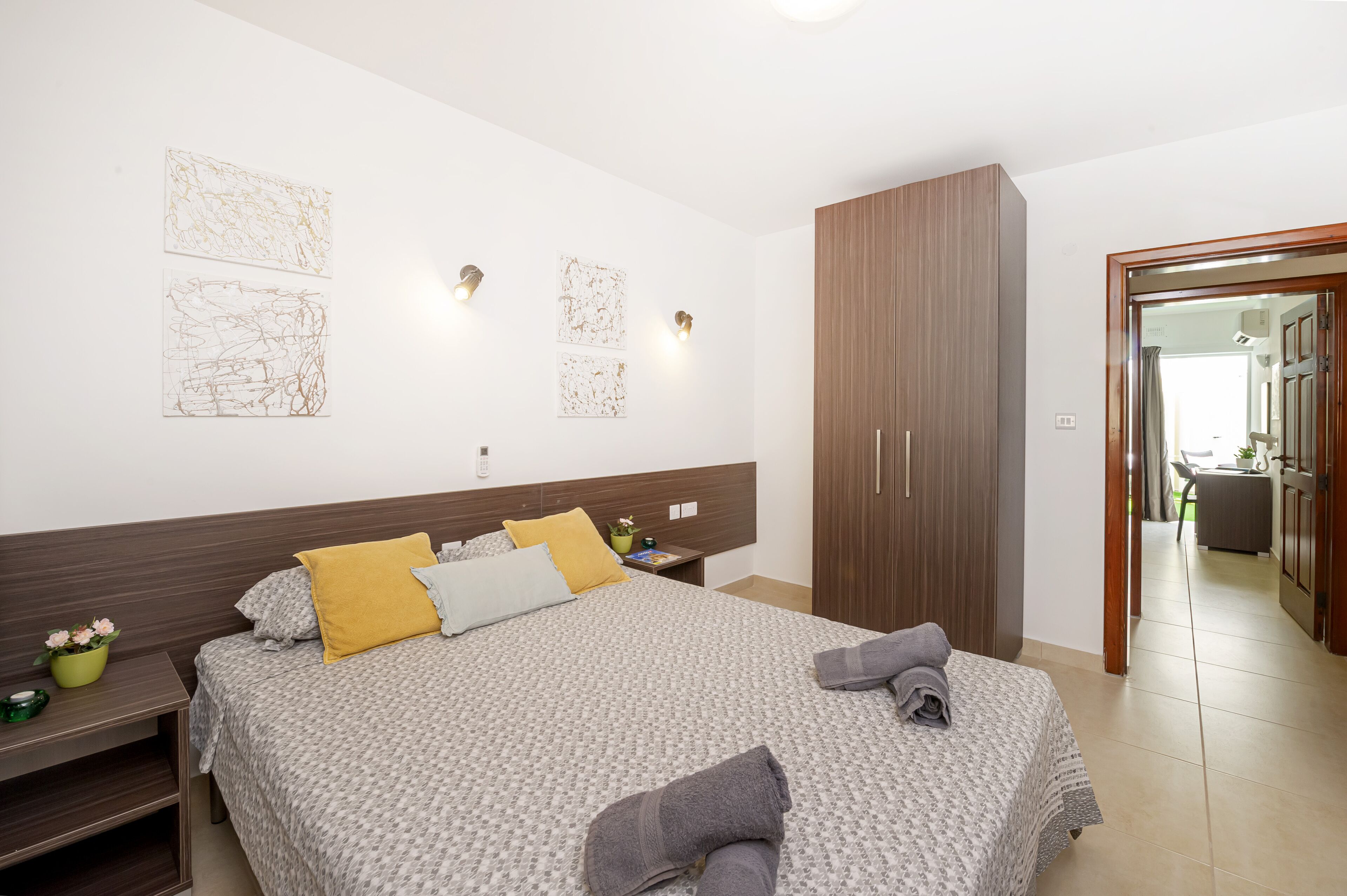 Apartamento, 3 quartos, terraço | 3 quartos, escrivaninha, espaço de trabalho para notebook
