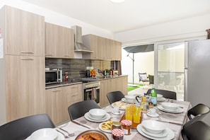 Appartement, 3 chambres, terrasse | Cuisine privée | Réfrigérateur grande capacité avec congélateur, four à micro-ondes