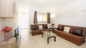 公寓, 3 间卧室, 露台 | 起居区 | 40-英寸LED 电视 (配备卫星频道)、电视