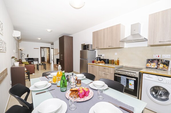 Apartment, 2 Bedrooms (1) | Private kitchen | Full-size fridge, microwave, oven, stovetop