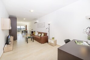 Apartament, 2 dormitoris (1) | Sala d'estar | Televisor LED de 40 polzades amb canals per satèl·lit i televisor 